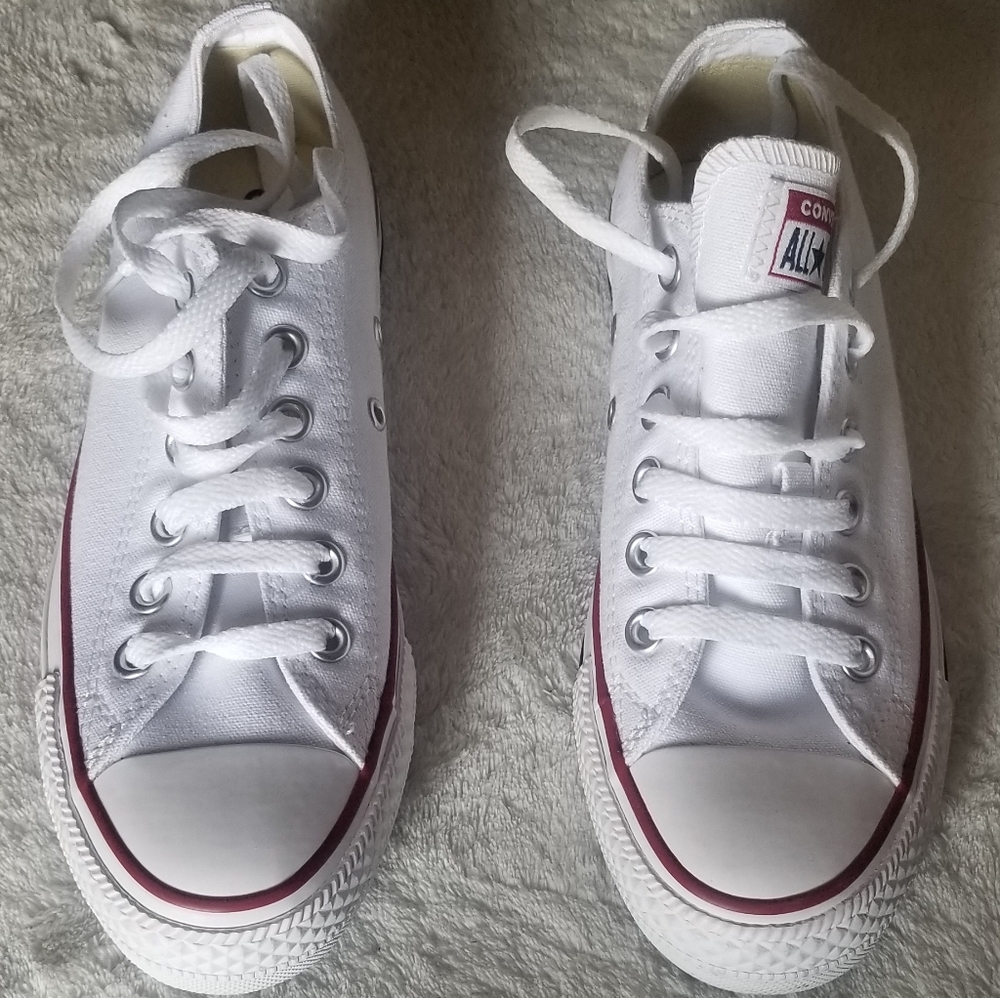 🎉Brand New Converse shoes🎉